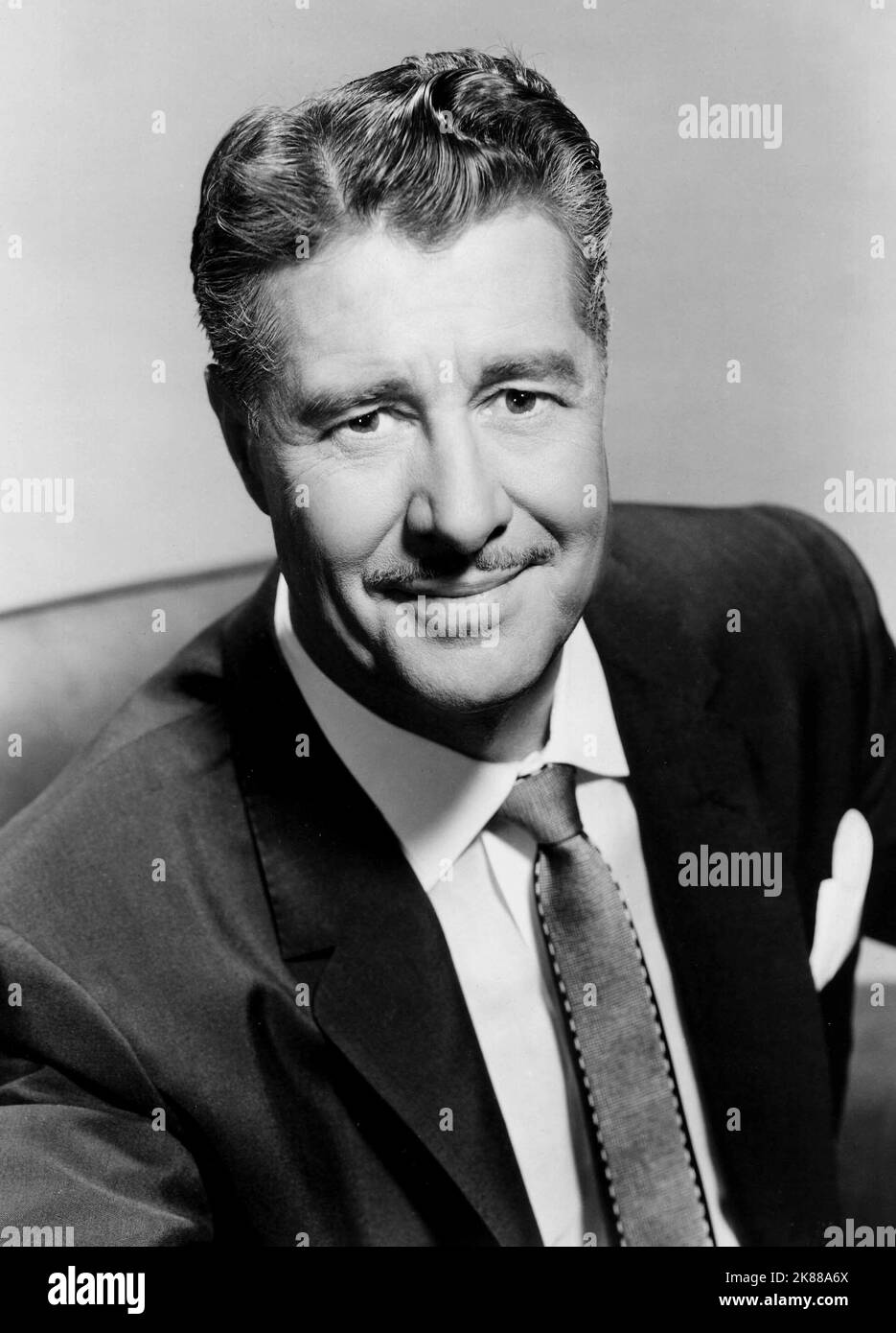 Don Ameche acteur 01 mai 1954 **AVERTISSEMENT** cette photographie est réservée à un usage éditorial et est protégée par les droits d'auteur de la Société cinématographique et/ou du photographe désigné par la Société cinématographique ou la Société de production et ne peut être reproduite que par des publications dans le cadre de la promotion du film ci-dessus. Un crédit obligatoire à The film Company est requis. Le photographe doit également être crédité lorsqu'il est connu. Aucune utilisation commerciale ne peut être accordée sans autorisation écrite de The film Company. Banque D'Images