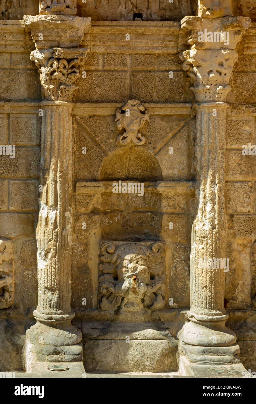 La fontaine Rimondi sur la place Petichaki Rethymnon Crète Grèce construite en 1626 pendant la période vénitienne de règne sur l'île. Banque D'Images