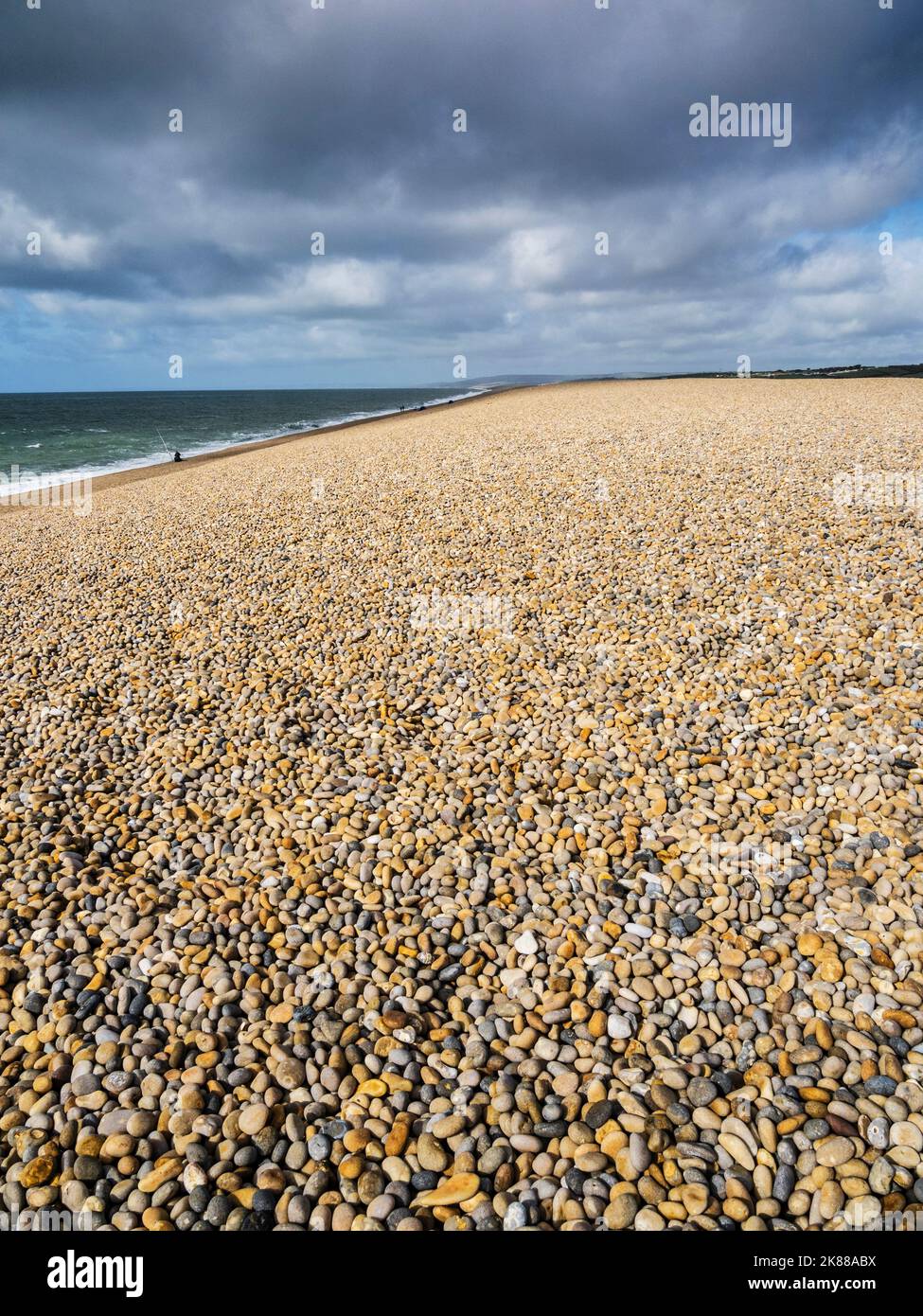 Nuages orageux au-dessus de Chesil Beach à Dorset. Banque D'Images