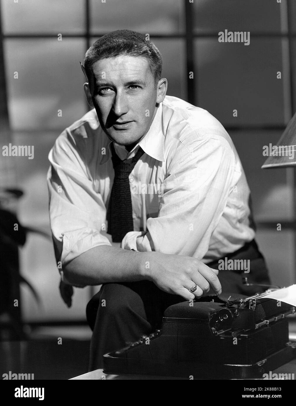 Mickey Spillane Writer & Actor 01 mai 1953 **AVERTISSEMENT** cette photographie est destinée à un usage éditorial exclusif et est protégée par les droits d'auteur de la Société cinématographique et/ou du photographe attribué par la Société cinématographique ou de production et ne peut être reproduite que par des publications dans le cadre de la promotion du film ci-dessus. Un crédit obligatoire pour la société de film est requis. Le photographe doit également être crédité lorsqu'il est connu. Aucune utilisation commerciale ne peut être accordée sans l'autorisation écrite de la Société du film. Banque D'Images