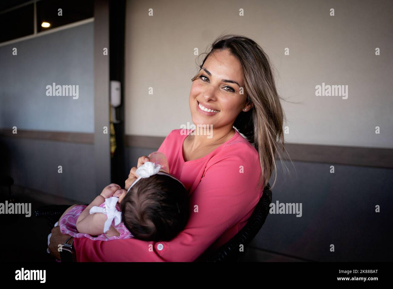 une mère tenant bébé fille Banque D'Images