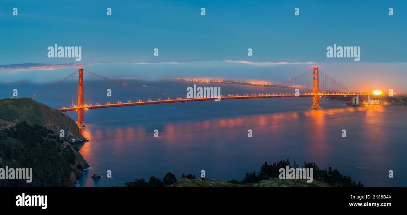 San Francisco Golden Gate Bridge brouillard en soirée Panorama Banque D'Images
