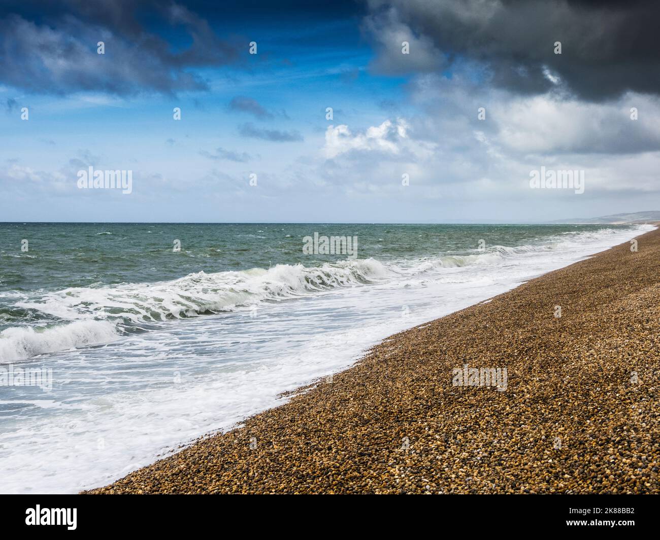 Nuages orageux au-dessus de Chesil Beach à Dorset. Banque D'Images