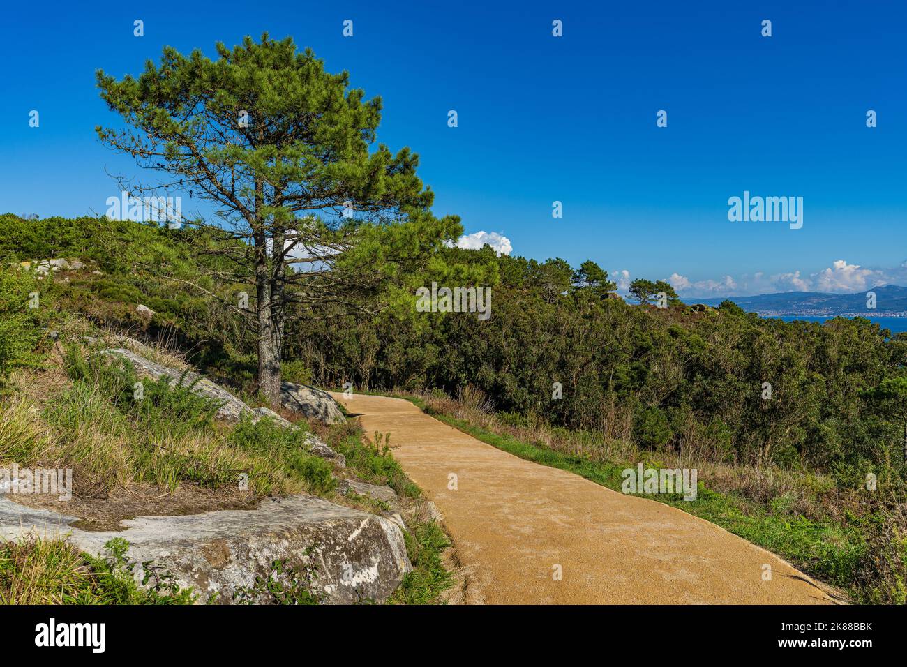 Vue sur les îles de Cies avec la belle plage de Rodas, en Galice, en Espagne. Banque D'Images