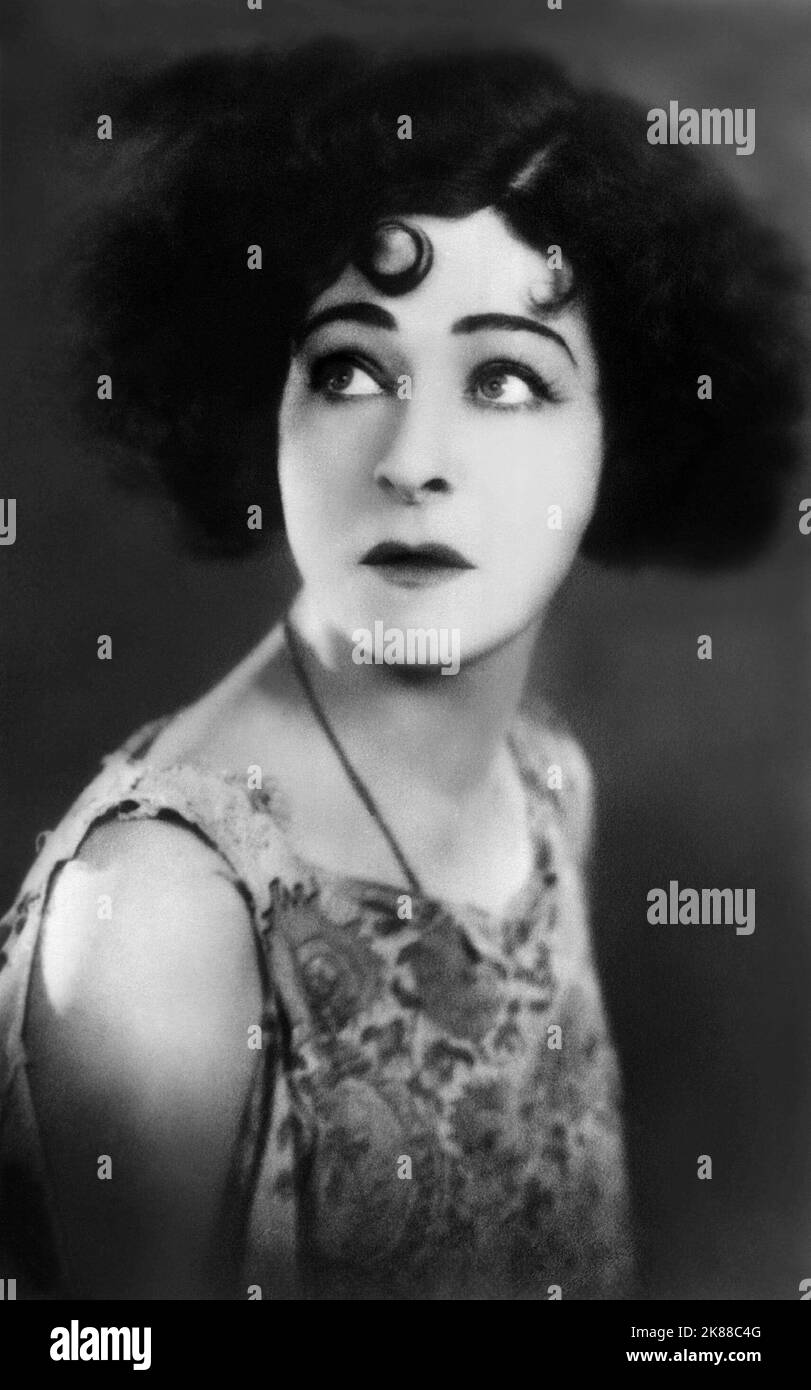 Alla Nazimova actrice 01 mai 1924 **AVERTISSEMENT** cette photographie est à usage éditorial exclusif et est le droit d'auteur de la Société du film et/ou du photographe assigné par la Société du film ou de la production et ne peut être reproduite que par des publications dans le cadre de la promotion du film ci-dessus. Un crédit obligatoire pour la société de film est requis. Le photographe doit également être crédité lorsqu'il est connu. Aucune utilisation commerciale ne peut être accordée sans l'autorisation écrite de la Société du film. Banque D'Images