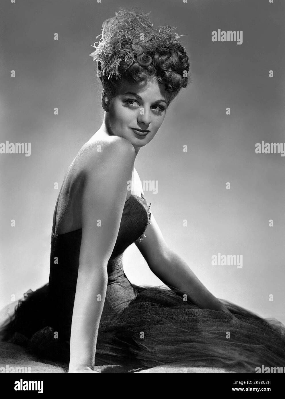 Shelley Winters actrice 01 mai 1944 **AVERTISSEMENT** cette photographie est à usage éditorial seulement et est le droit d'auteur de la Société du film et/ou du photographe assigné par la Société du film ou de la production et ne peut être reproduite que par des publications en conjonction avec la promotion du film ci-dessus. Un crédit obligatoire pour la société de film est requis. Le photographe doit également être crédité lorsqu'il est connu. Aucune utilisation commerciale ne peut être accordée sans l'autorisation écrite de la Société du film. Banque D'Images