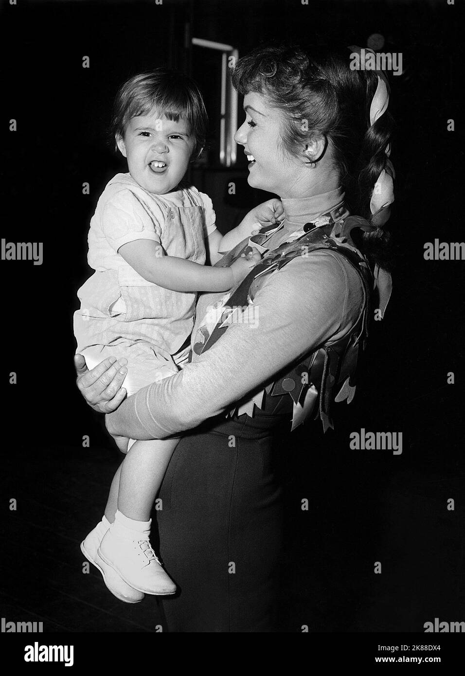 Carrie Fisher & Debbie Reynolds actrice avec sa fille 01 mai 1959 **AVERTISSEMENT** cette photographie est destinée à un usage éditorial exclusif et est le copyright de la Société du film et/ou du photographe assigné par la Société du film ou de la production et ne peut être reproduite que par des publications dans le cadre de la promotion de Le film ci-dessus. Un crédit obligatoire pour la société de film est requis. Le photographe doit également être crédité lorsqu'il est connu. Aucune utilisation commerciale ne peut être accordée sans l'autorisation écrite de la Société du film. Banque D'Images