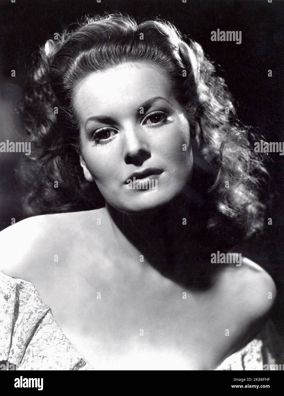 Maureen O'Hara actrice 01 mai 1940 **AVERTISSEMENT** cette photographie est destinée à un usage éditorial exclusif et est protégée par les droits d'auteur de la Société du film et/ou du photographe affecté par la Société du film ou de la production et ne peut être reproduite que par des publications dans le cadre de la promotion du film ci-dessus. Un crédit obligatoire pour la société de film est requis. Le photographe doit également être crédité lorsqu'il est connu. Aucune utilisation commerciale ne peut être accordée sans l'autorisation écrite de la Société du film. Banque D'Images