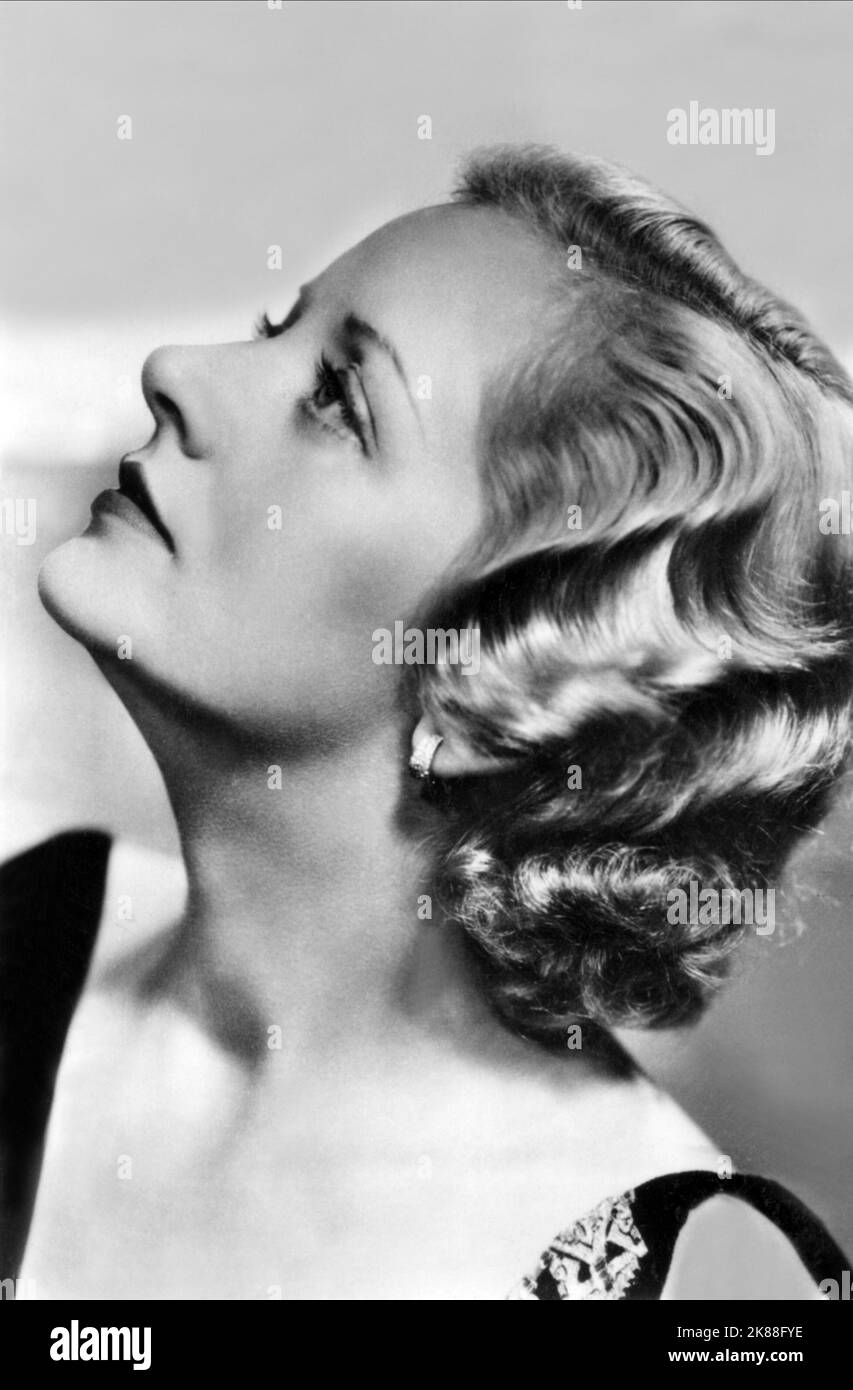 Evelyn Laye actrice 01 mai 1928 **AVERTISSEMENT** cette photographie est réservée à un usage éditorial et est protégée par les droits d'auteur de la Société cinématographique et/ou du photographe désigné par la Société cinématographique ou la Société de production et ne peut être reproduite que par des publications dans le cadre de la promotion du film ci-dessus. Un crédit obligatoire à The film Company est requis. Le photographe doit également être crédité lorsqu'il est connu. Aucune utilisation commerciale ne peut être accordée sans autorisation écrite de The film Company. Banque D'Images