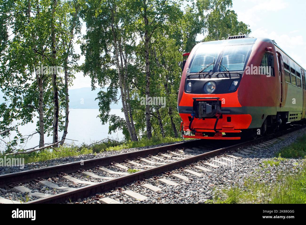 Train de voyageurs rouge-gris, voies de chemin de fer Banque D'Images