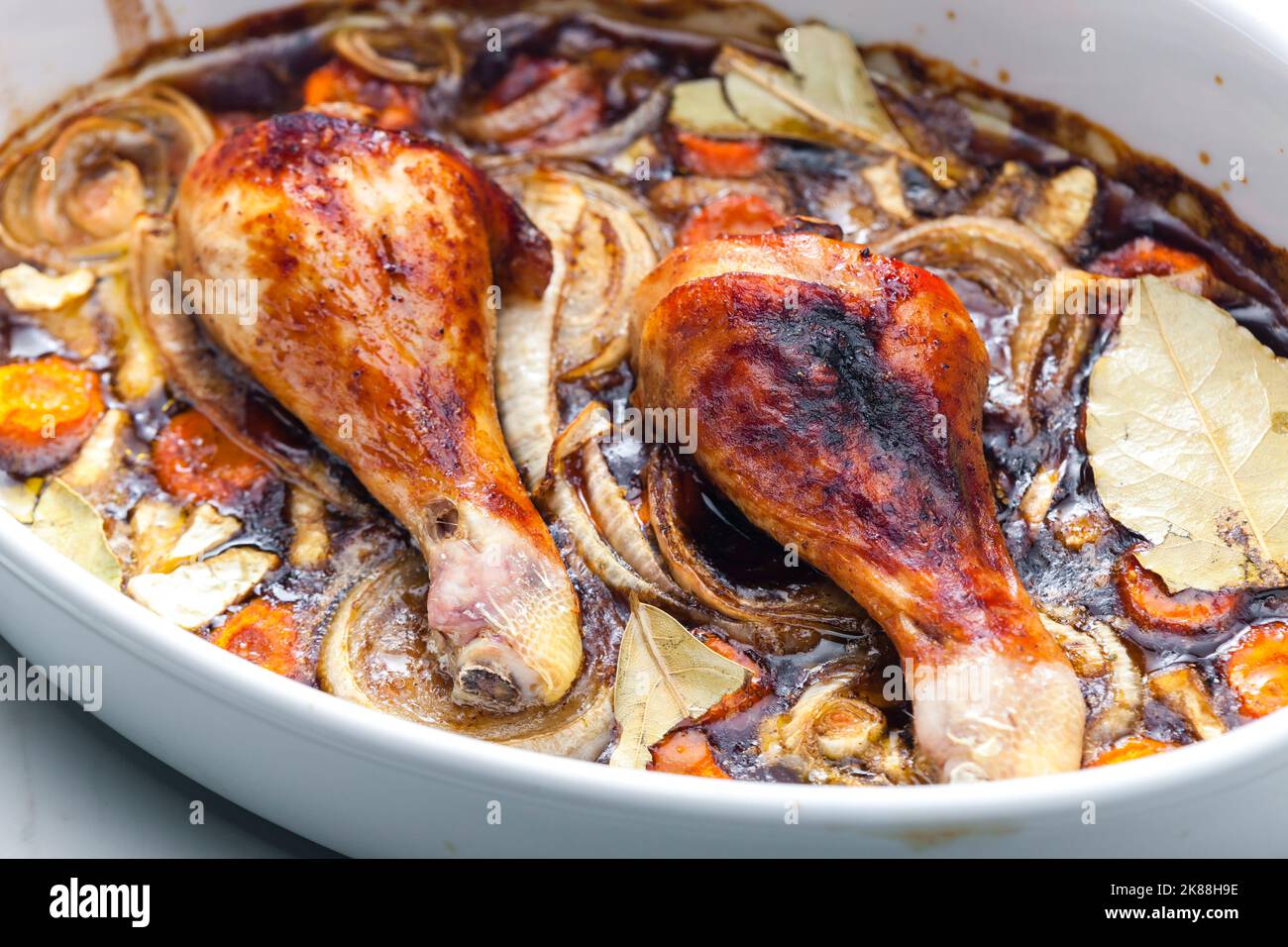 cuisses de poulet cuites sur l'oignon Banque D'Images