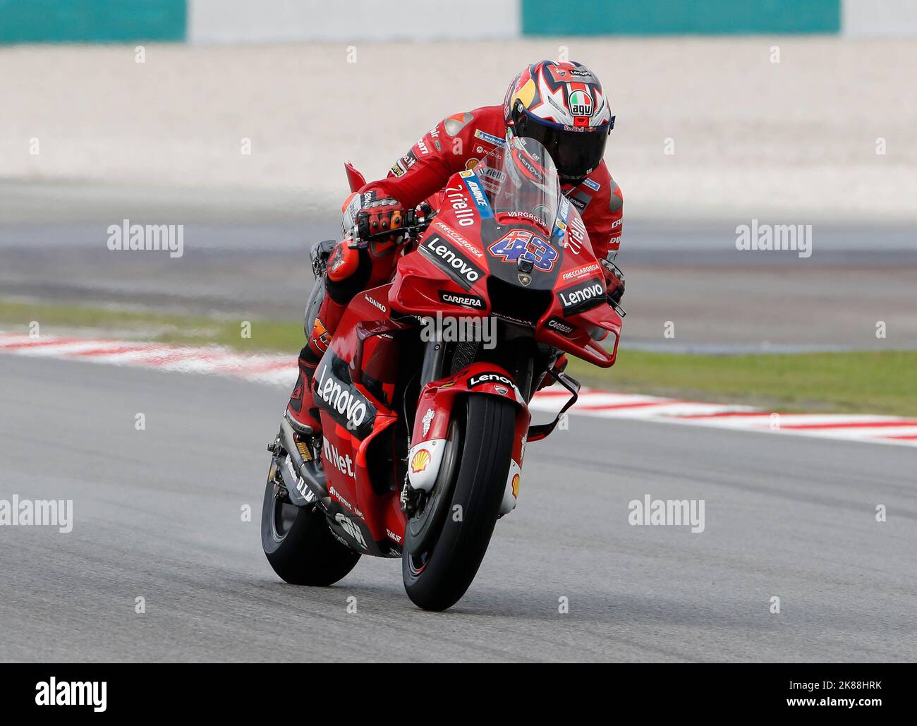 Kuala Lumpur, Malaisie. 21st octobre 2022. Le pilote australien Jack Miller de l'équipe Ducati Lenovo dirige son vélo pendant la séance d'entraînement libre MotoGP du Grand Prix Petronas de Malaisie au circuit international de Sepang. Crédit : SOPA Images Limited/Alamy Live News Banque D'Images