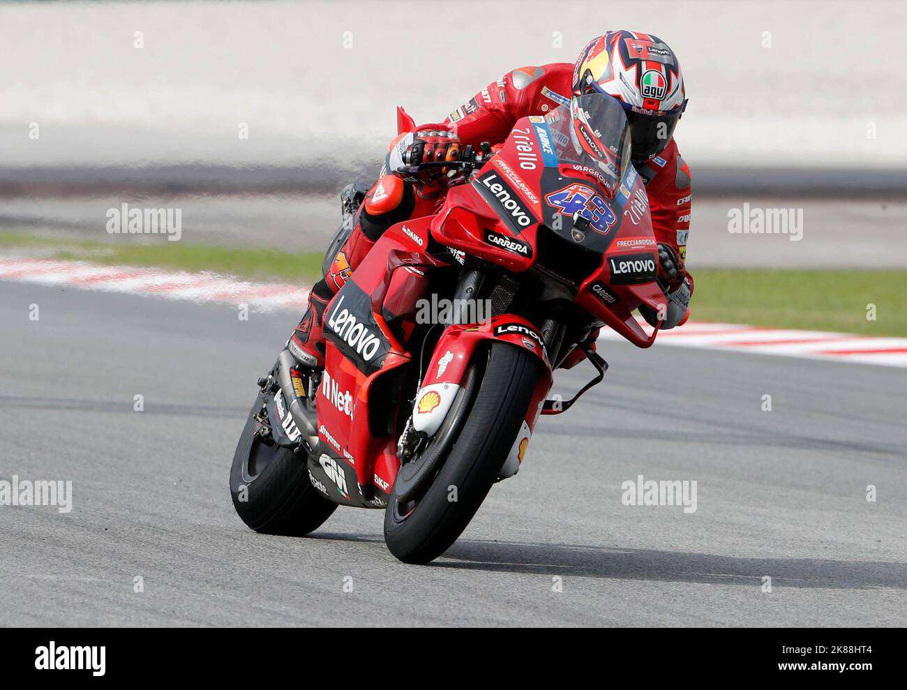 Kuala Lumpur, Malaisie. 21st octobre 2022. Le pilote australien Jack Miller de l'équipe Ducati Lenovo dirige son vélo pendant la séance d'entraînement libre MotoGP du Grand Prix Petronas de Malaisie au circuit international de Sepang. Crédit : SOPA Images Limited/Alamy Live News Banque D'Images