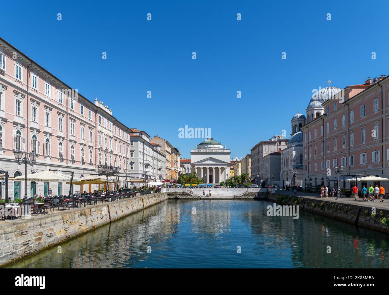 Grand Canal de Trieste (Canal Grande di Trieste) en direction de l'église de Sant'Antonio Nuovo (Chiesa parrocchiale di Sant'Antonio Taumaturgo), tr Banque D'Images