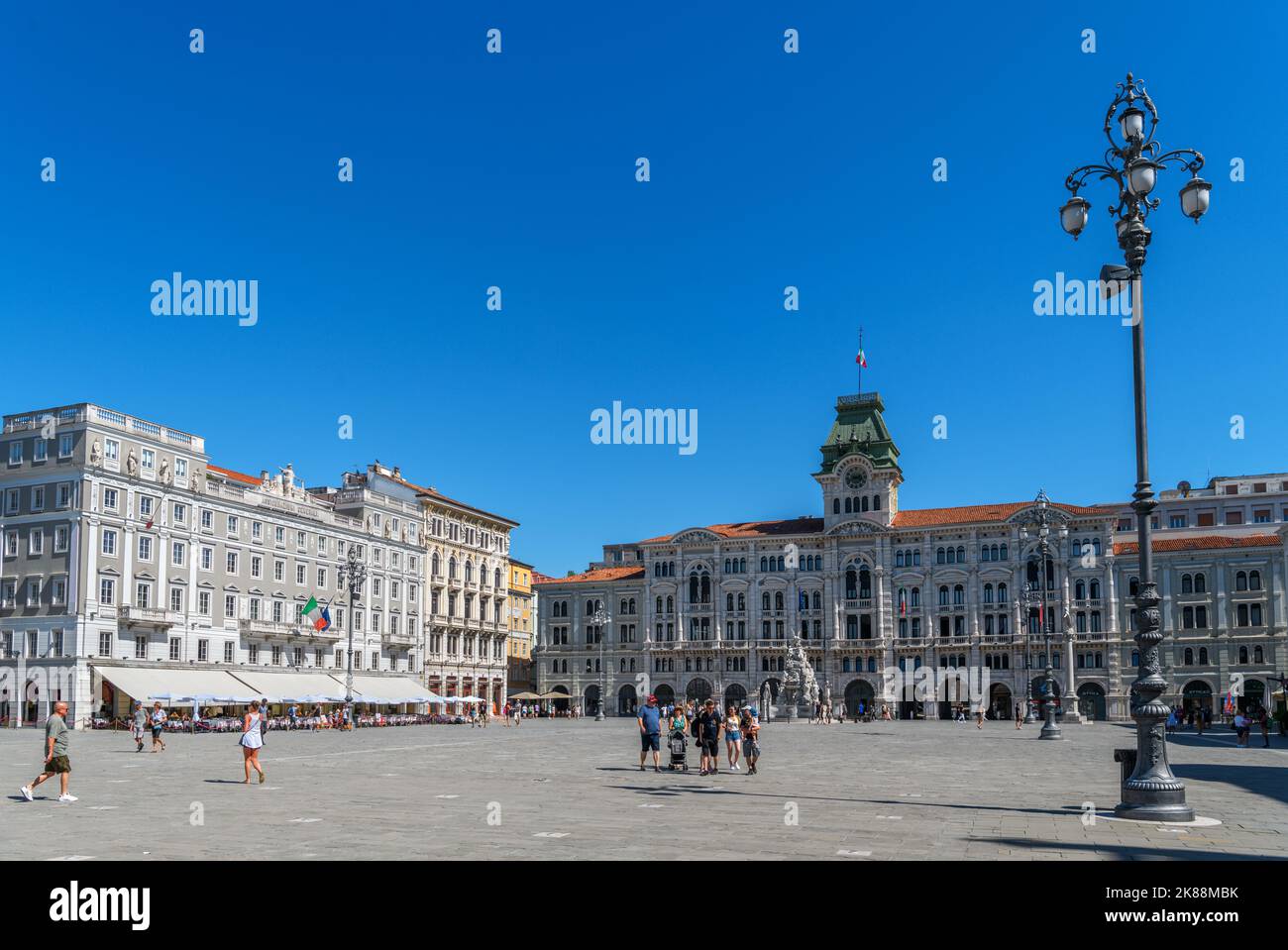 Place de l'unité de l'Italie (Piazza Unità d'Italia) en direction du Palazzo del Municipio di Trieste (mairie), Trieste, Italie Banque D'Images