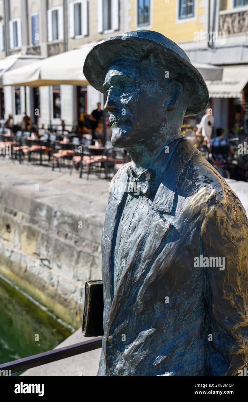 Statue de l'écrivain James Joyce sur la via Roma, Grand Canal de Trieste (Canal Grande di Trieste), Trieste, Italie Banque D'Images