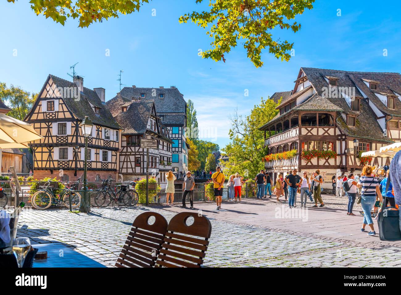 Des bâtiments pittoresques à colombages et la Maison des Tanneurs, dans la zone du canal de la petite France, le long de l'Ill à Strasbourg, en France Banque D'Images