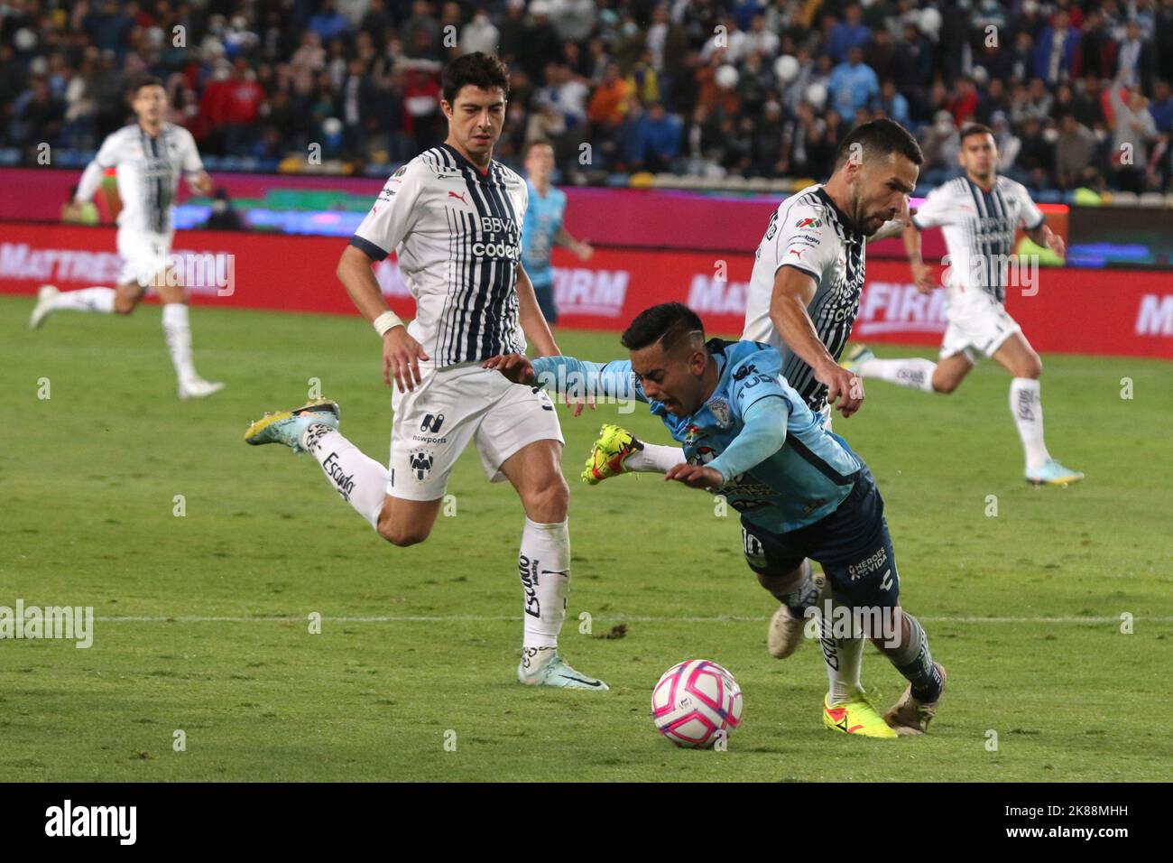 Pachuca, Mexique. 21st octobre 2022. 20 octobre 2022, Pachuca, Mexique: Erick Sanchez (R) de Pachuca Tuzos et Celso Ortíz de Monterrey FC en action pendant le match de football semi-fin entre Tuzos et Monterrey du tournoi d'ouverture 2022 de la ligue MX au stade Hidalgo. On 20 octobre 2022 à Pachuca, Mexique. (Photo par Ismael Rosas/ Eyepix Group/Sipa USA) crédit: SIPA USA/Alay Live News Banque D'Images