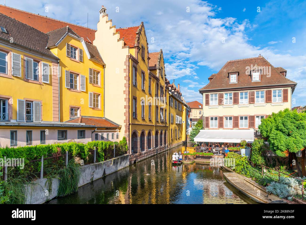 Des bâtiments à colombages colorés et des cafés en bord de mer sur la rivière Lauch dans le quartier médiéval historique de la petite Venise de Colmar, en France. Banque D'Images
