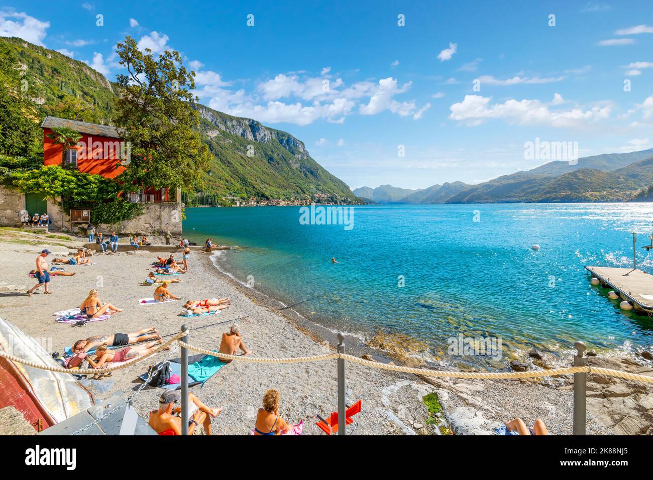 Une petite plage sur le lac de Côme au village de Varenna, en Italie. Banque D'Images