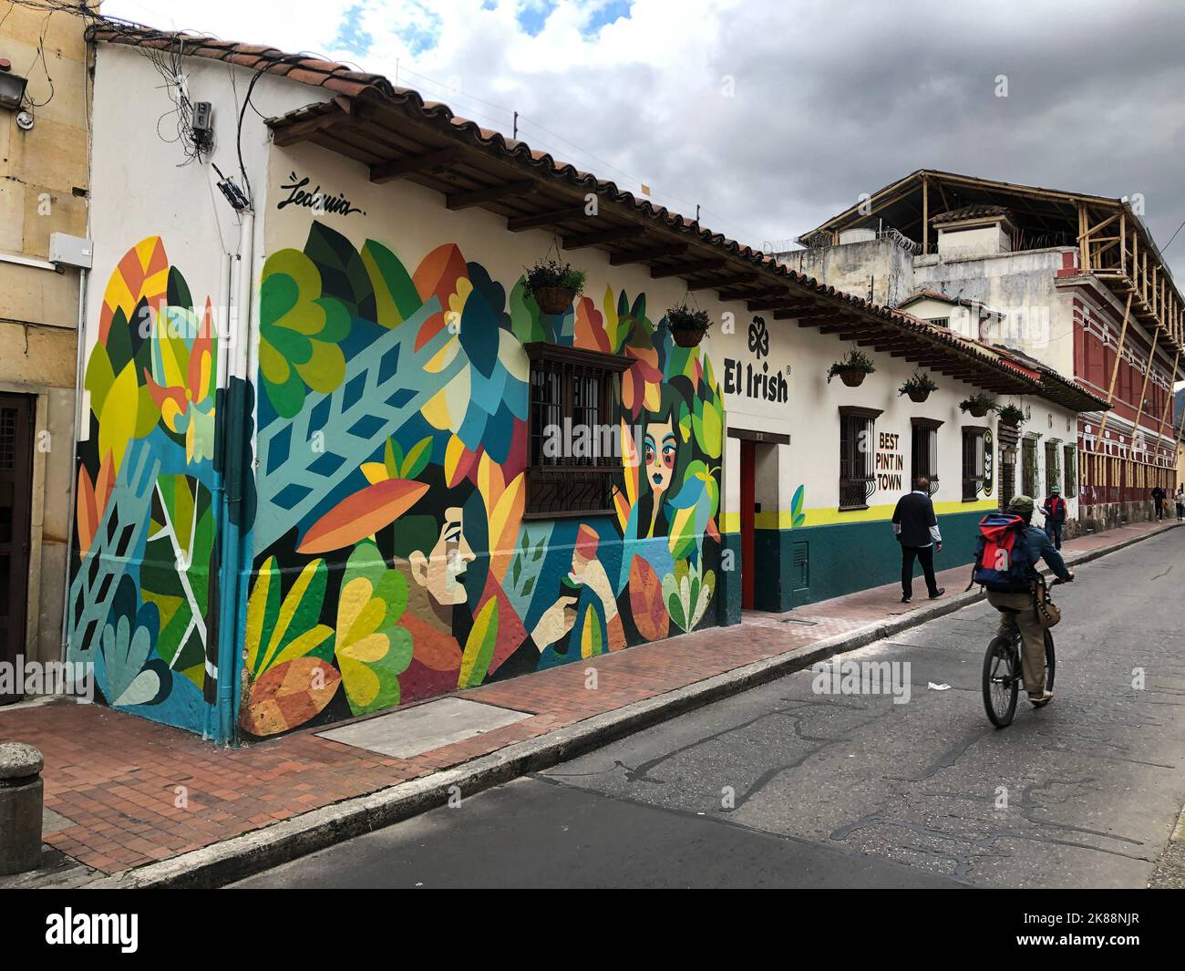 L'homme faisant du vélo dans la rue de Candelaria, la vieille partie de la capitale colombienne Bogotá, 28 octobre 2021 Banque D'Images