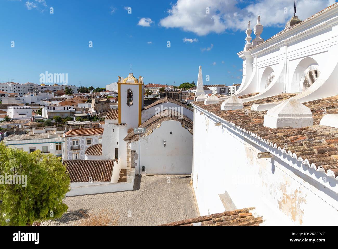 Tavira en Algarve, Portugal. Anciennement connu sous le nom d'Alcaria Tabila, la ville de 32 églises, dont l'origine remonte à l'époque préhistorique comme un p de navigation Banque D'Images