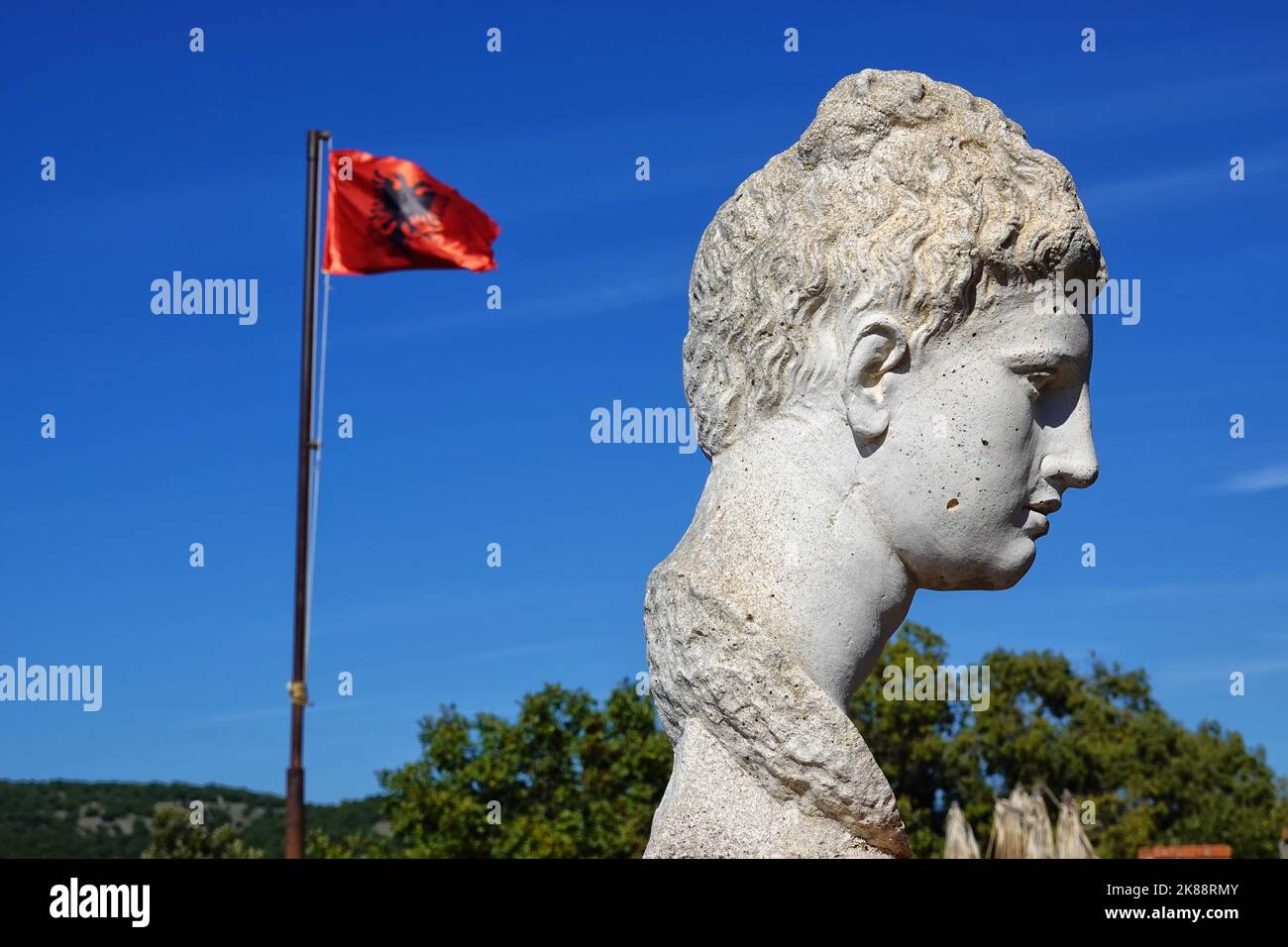 La tête d'Apollon de Butrint, B. était une ancienne ville grecque et plus tard romaine et un évêché à Epirus, site du patrimoine mondial de l'UNESCO, République d'Albanie Banque D'Images