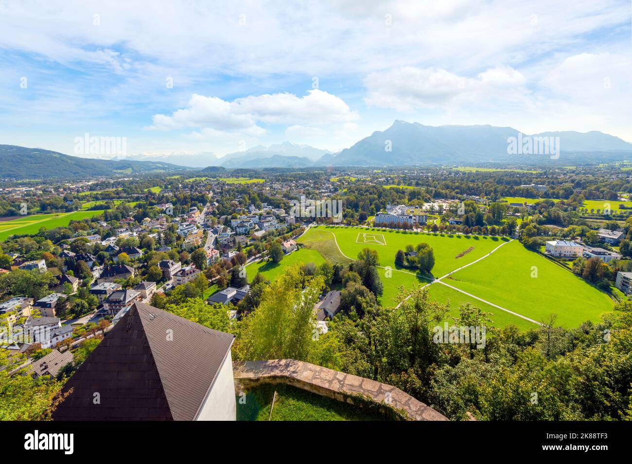 Vue depuis le château de Hohensalzburg sur Salzbourg, la vallée de l'Autriche avec les Alpes autrichiennes au loin. Banque D'Images