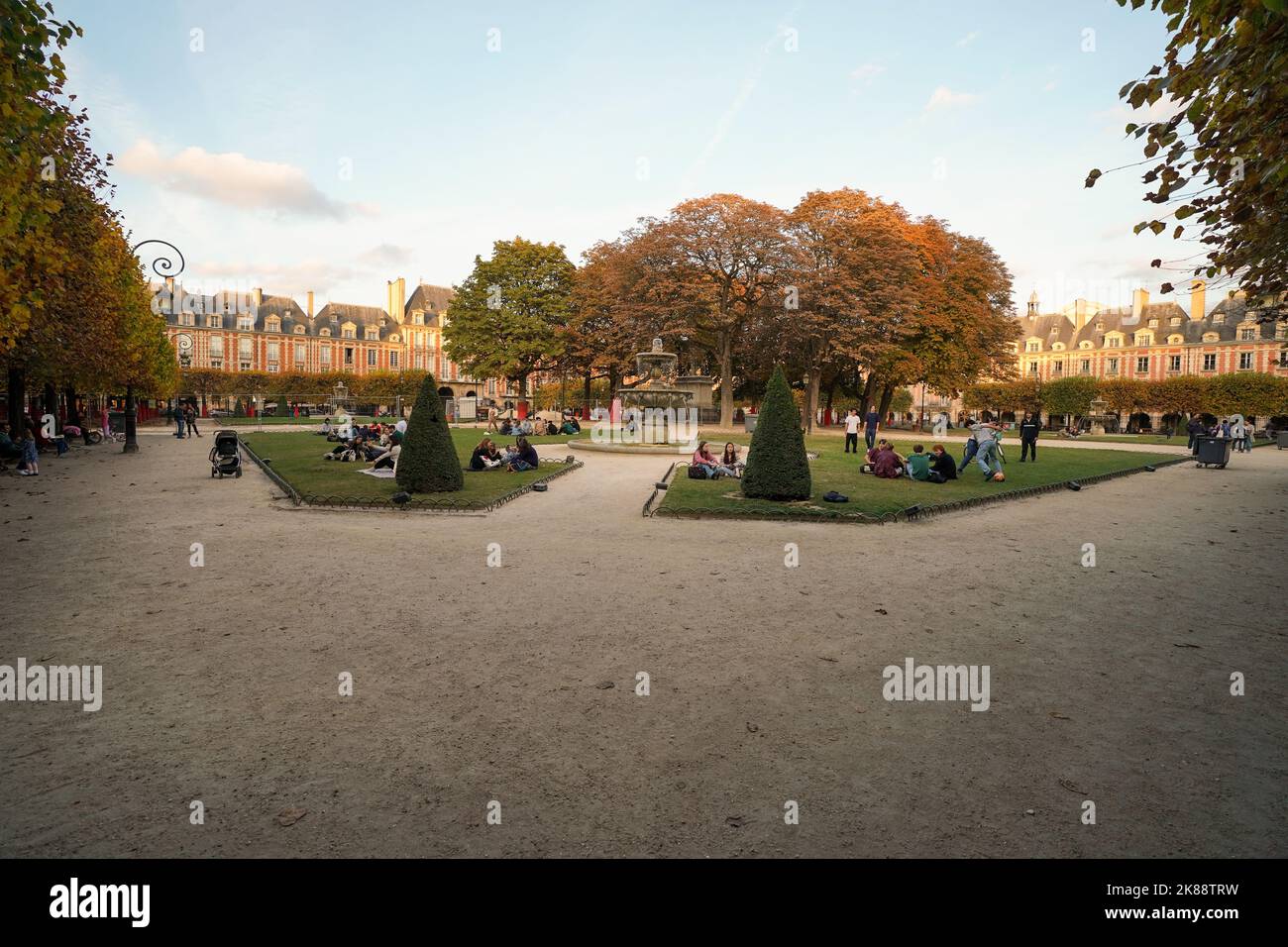 La place des Vosges, à l'origine la place Royale, est la plus ancienne place planifiée de Paris, en France. Banque D'Images