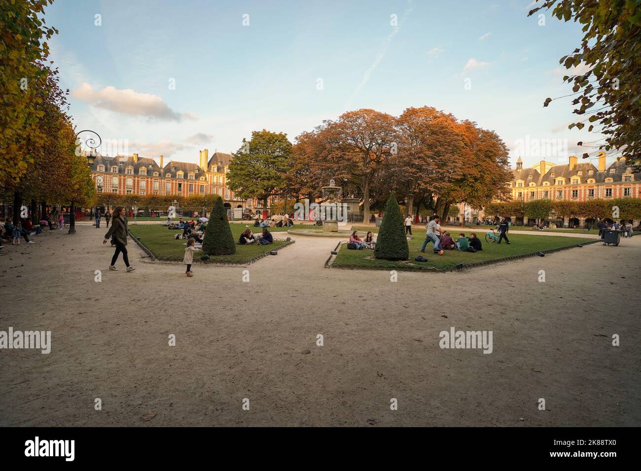 La place des Vosges, à l'origine la place Royale, est la plus ancienne place planifiée de Paris, en France. Banque D'Images