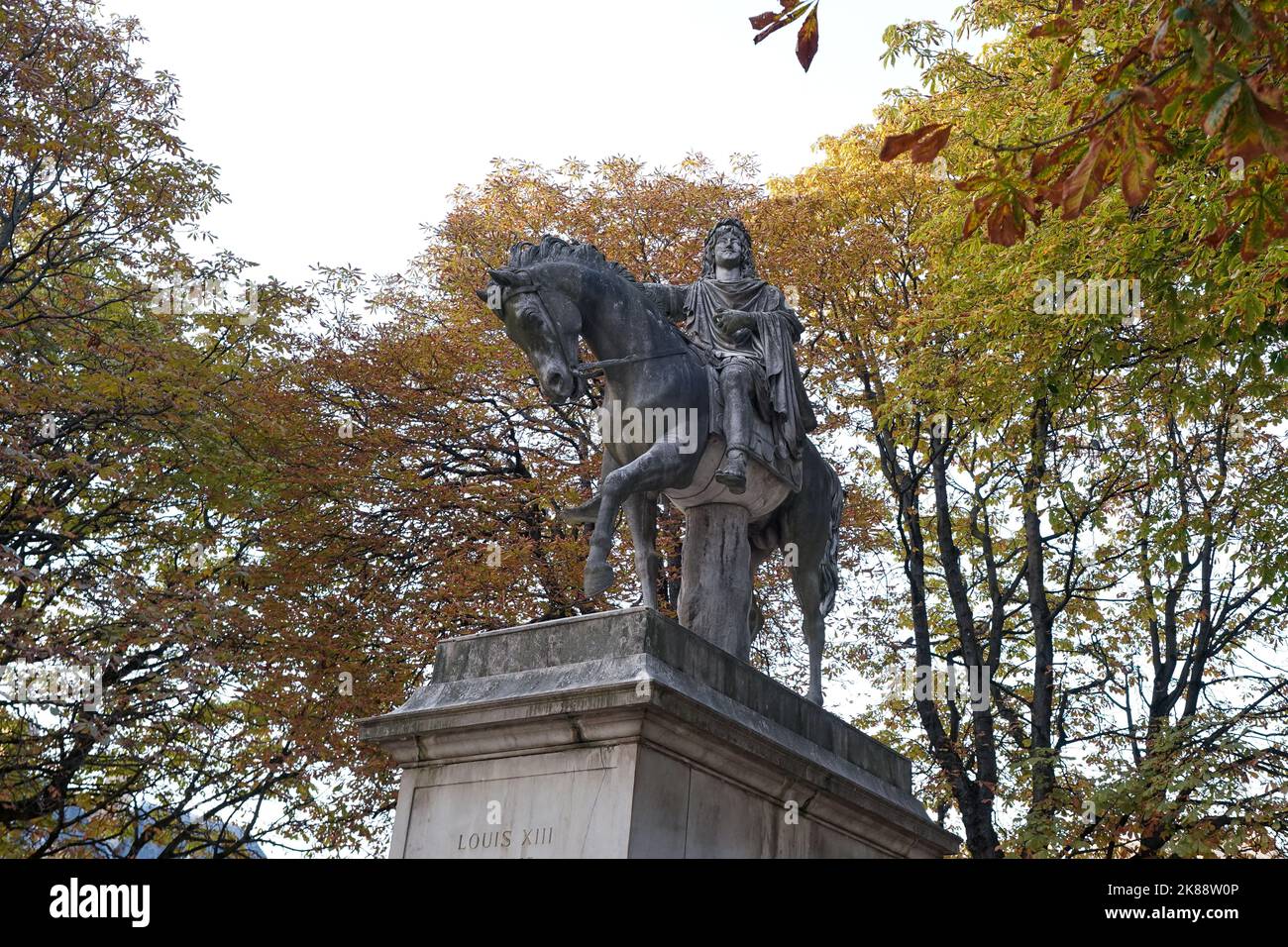 Cette statue en marbre de Louis XIII a été érigée en 1829 pour remplacer celle de bronze envoyée à fondre en 1792 pour fabriquer des canons pendant le revolu français Banque D'Images