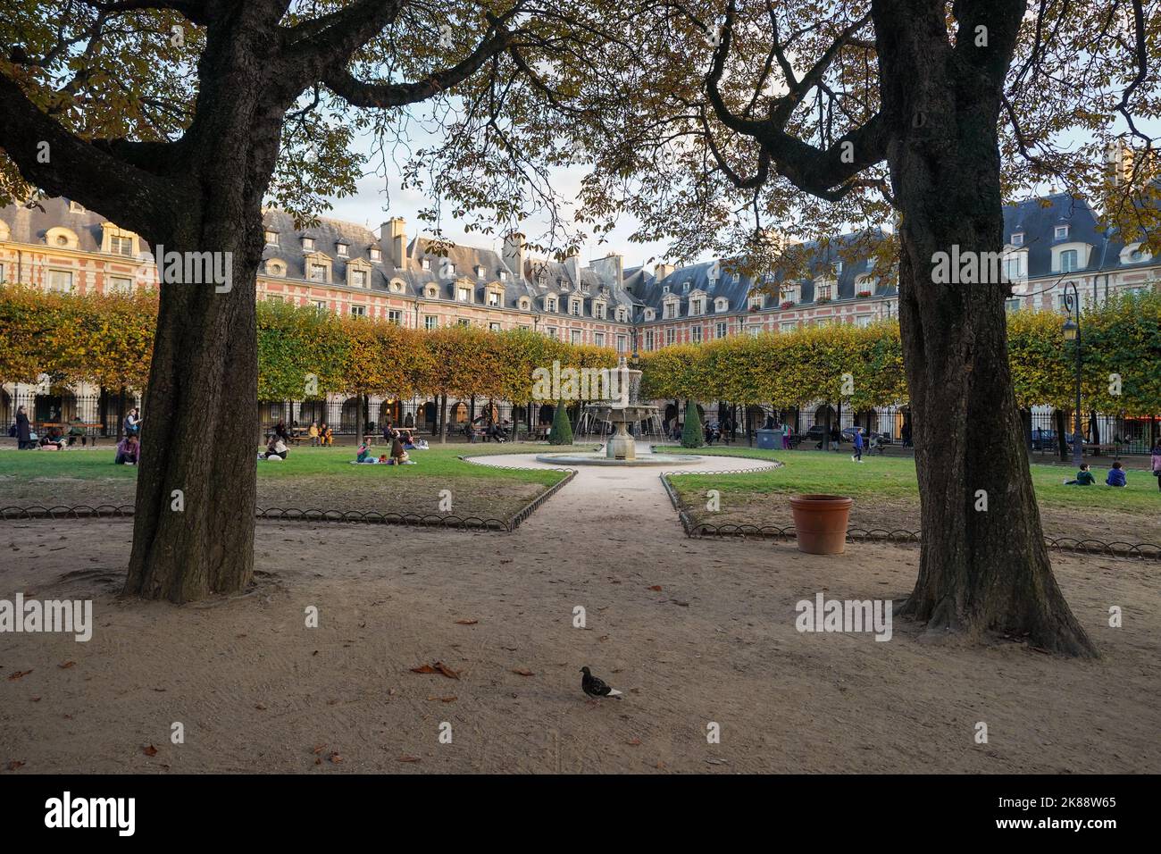 La place des Vosges, à l'origine la place Royale, est la plus ancienne place planifiée de Paris, en France. Banque D'Images