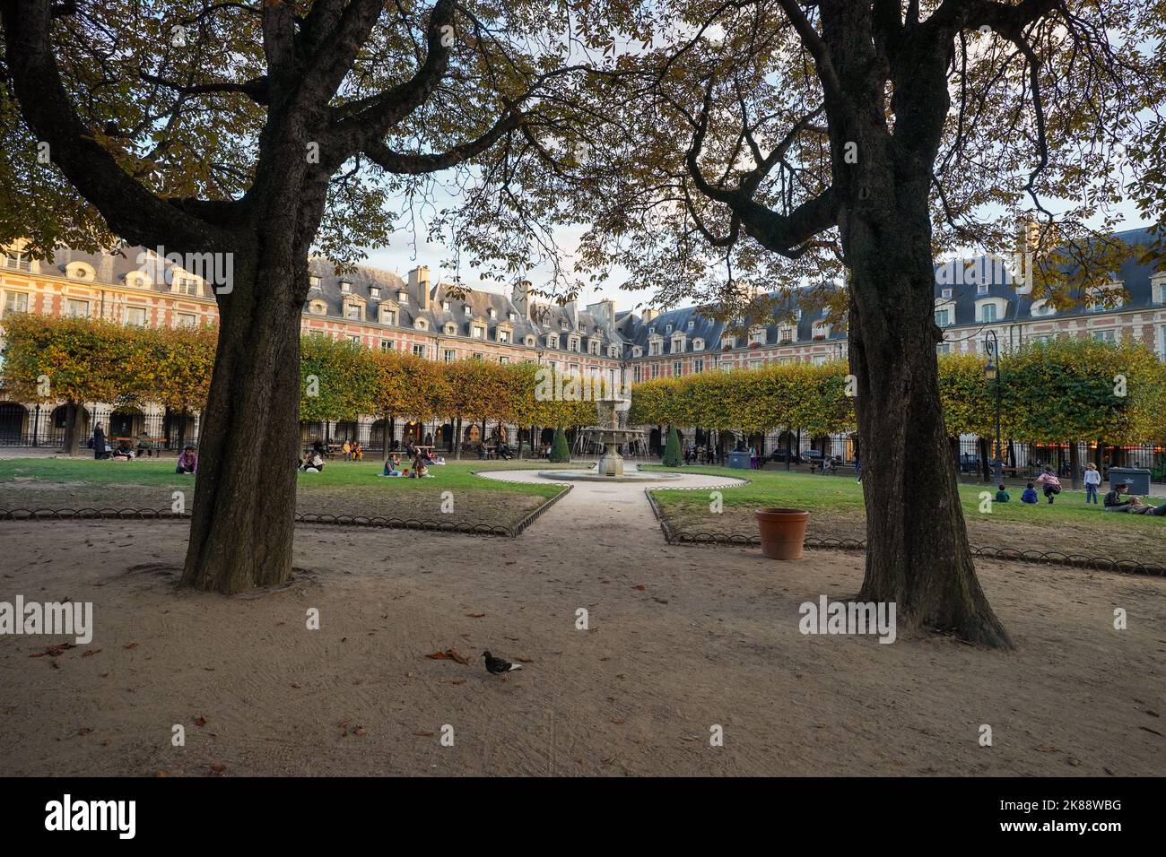 La place des Vosges, à l'origine la place Royale, est la plus ancienne place planifiée de Paris, en France. Banque D'Images