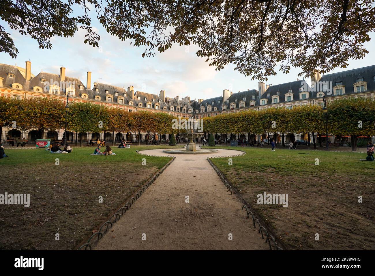 La place des Vosges, à l'origine la place Royale, est la plus ancienne place planifiée de Paris, en France. Banque D'Images