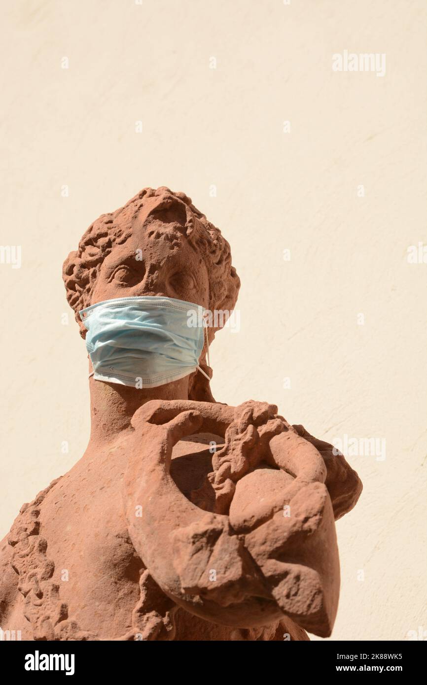Une sculpture d'une femme à Francfort, avec un masque en raison de la pandémie de Corona Banque D'Images