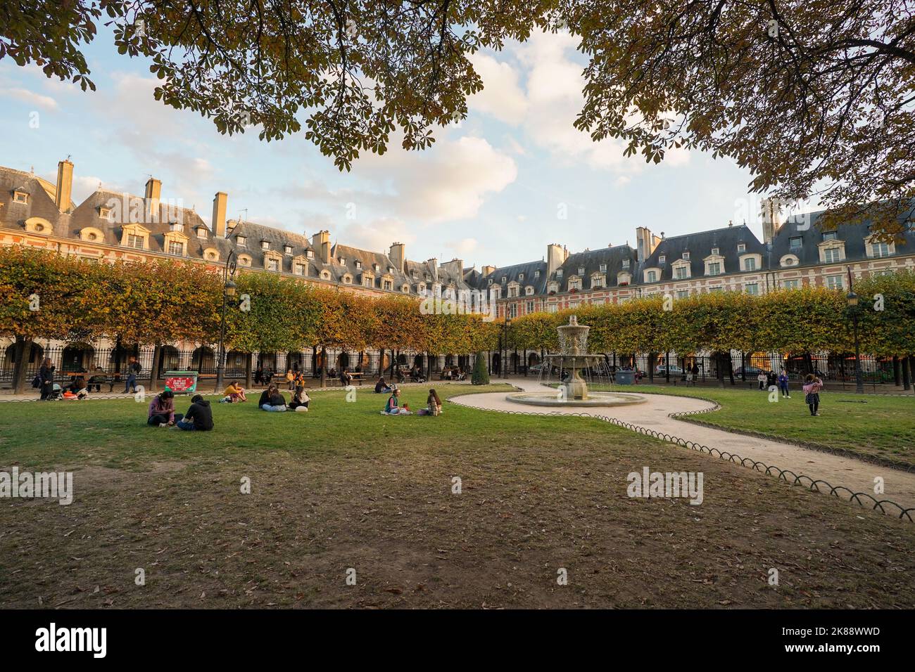 La place des Vosges, à l'origine la place Royale, est la plus ancienne place planifiée de Paris, en France. Banque D'Images