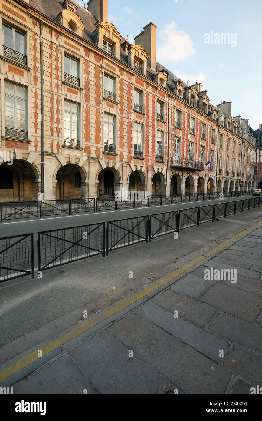 La place des Vosges, à l'origine la place Royale, est la plus ancienne place planifiée de Paris, en France. Banque D'Images