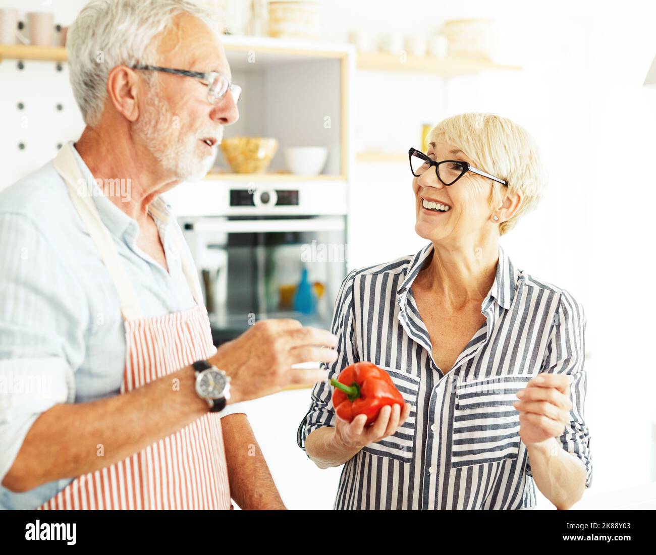 amour cuisine femme senior homme couple maison retraite heureux nourriture souriante mari femme ensemble personne Banque D'Images