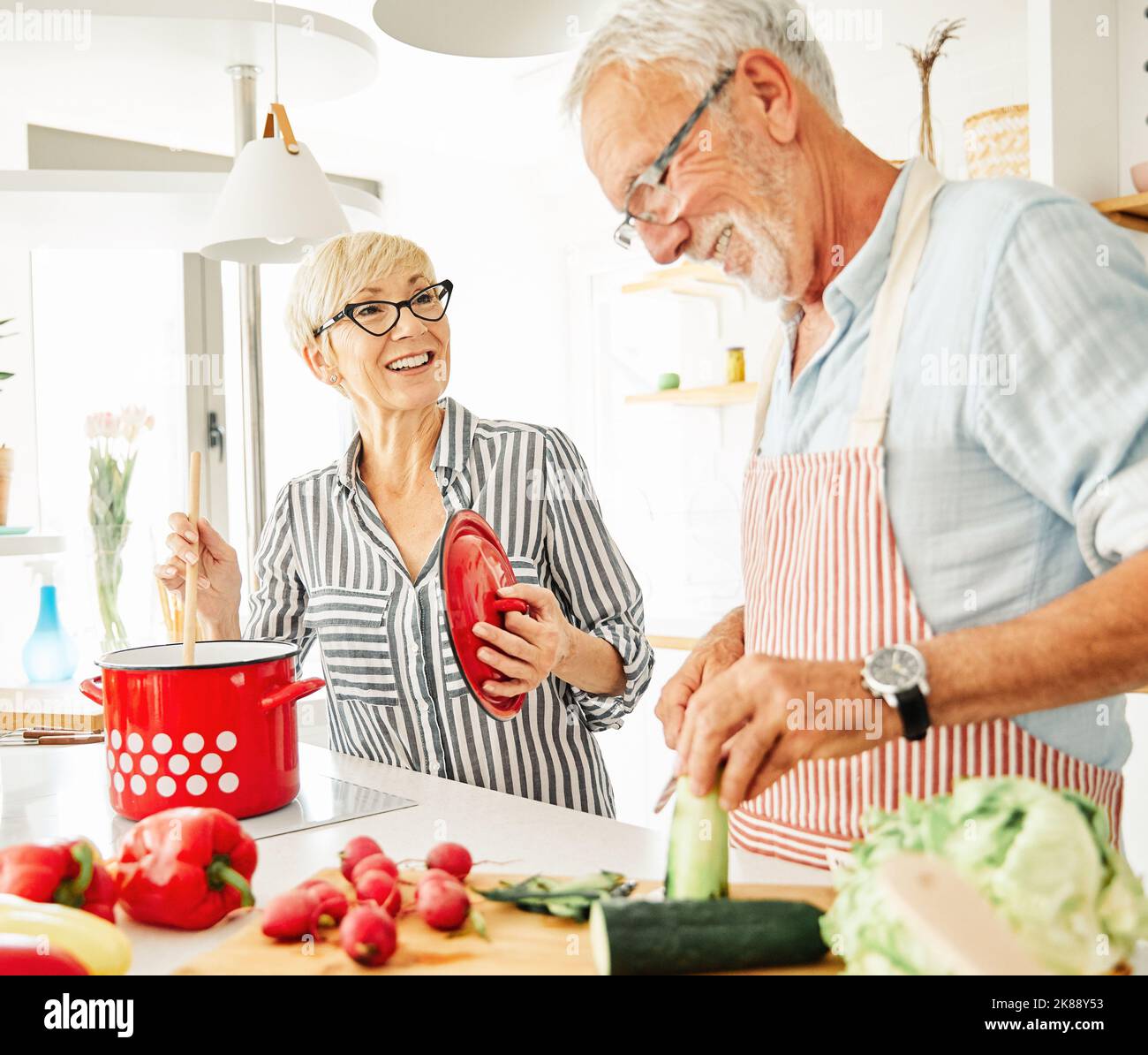amour cuisine femme senior homme couple maison retraite heureux nourriture souriante mari femme ensemble personne Banque D'Images