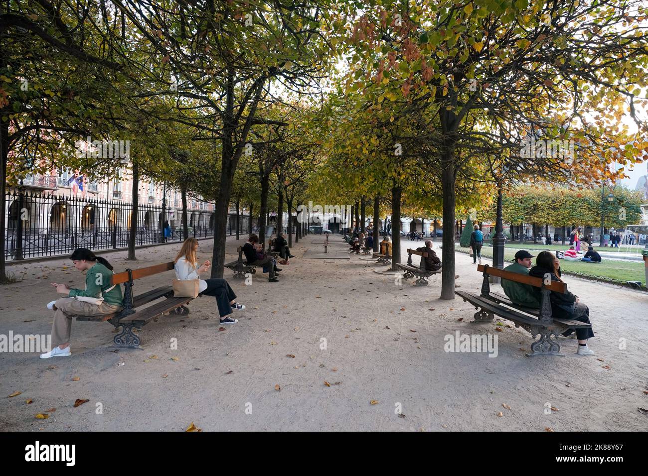 La place des Vosges, à l'origine la place Royale, est la plus ancienne place planifiée de Paris, en France. Banque D'Images
