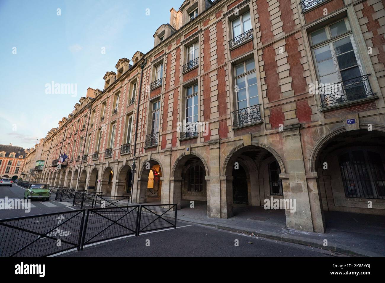 La place des Vosges, à l'origine la place Royale, est la plus ancienne place planifiée de Paris, en France. Banque D'Images