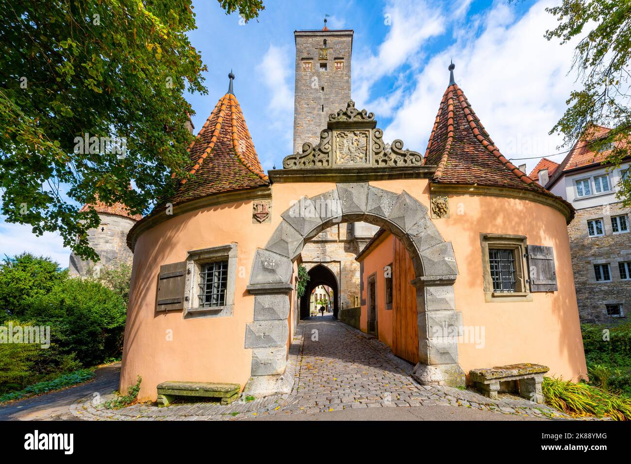 La porte de la ville de l'ouest Burgtor dans la pittoresque ville médiévale de Rothenburg ob der Tauber, en Allemagne, l'un des arrêts le long de la route romantique. Banque D'Images