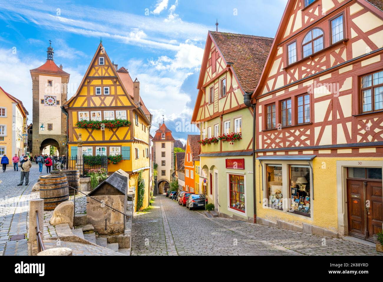 Le pittoresque Plönlein, ou petite place, une célèbre fente dans la route du village bavarois de Rothenburg ob der Tauber, en Allemagne. Banque D'Images