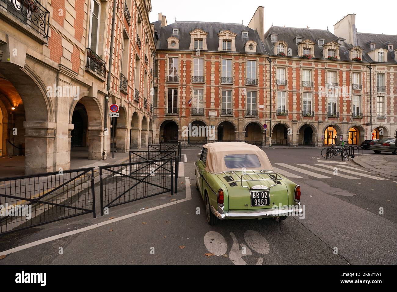 La place des Vosges, à l'origine la place Royale, est la plus ancienne place planifiée de Paris, en France. Banque D'Images
