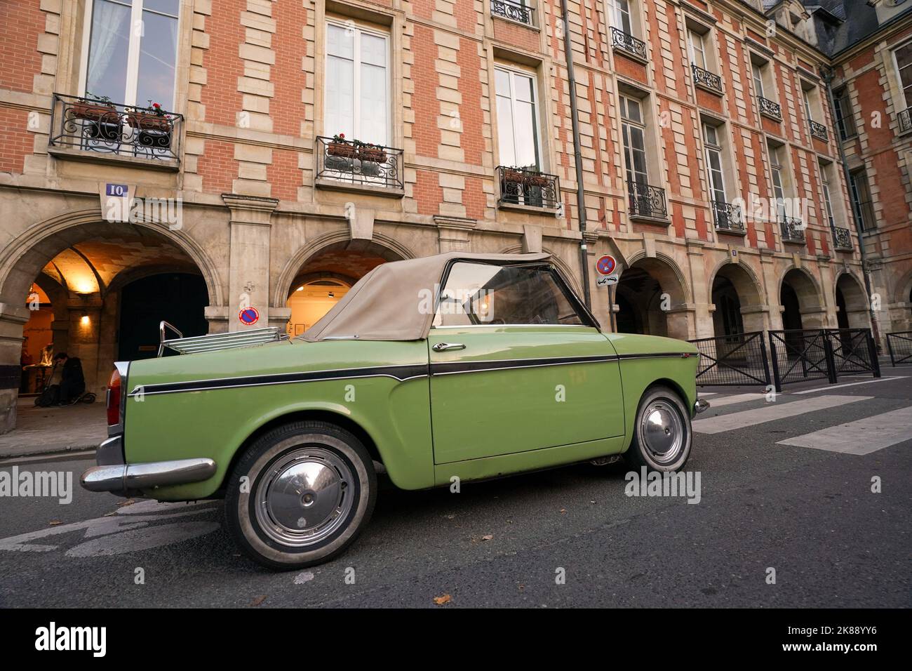 La place des Vosges, à l'origine la place Royale, est la plus ancienne place planifiée de Paris, en France. Banque D'Images