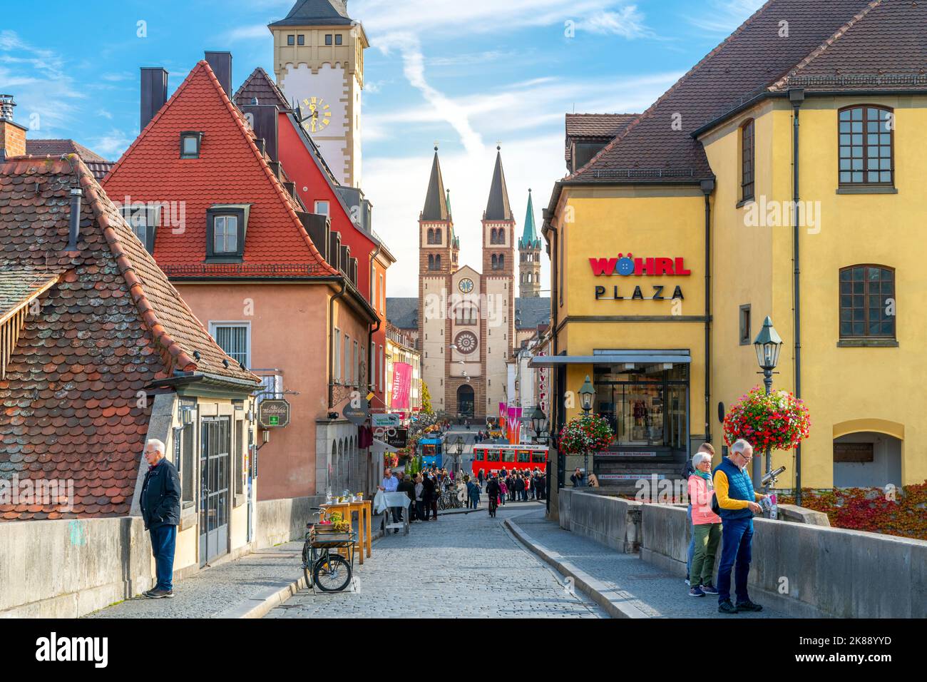 Vieux pont principal avec des statues de personnages saints et les tours Grafeneckart et Saint Kiliansdom, dans la ville bavaroise de Würzburg, Allemagne. Banque D'Images