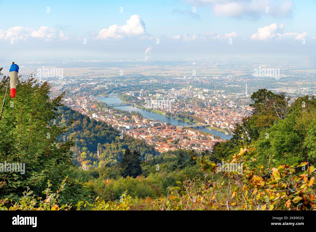 Vue depuis le sommet du funiculaire de Bergbahnen surplombant la vieille ville bavaroise et la ville de Heidelberg, en Allemagne, le long de la rivière Neckar. Banque D'Images