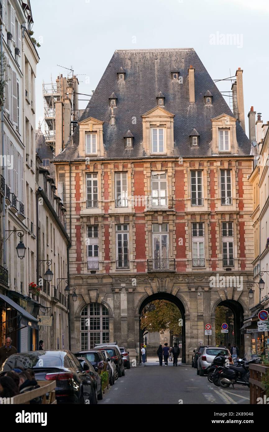 La place des Vosges, à l'origine la place Royale, est la plus ancienne place planifiée de Paris, en France. Banque D'Images