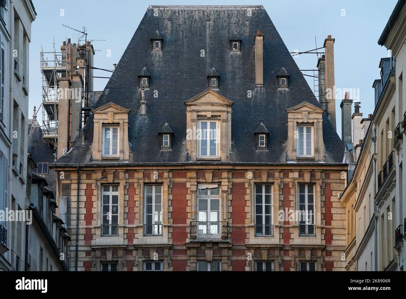 La place des Vosges, à l'origine la place Royale, est la plus ancienne place planifiée de Paris, en France. Banque D'Images