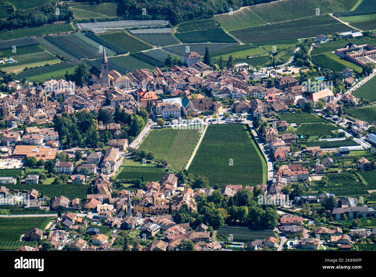 Le village de Kaltern, sur la route des vins du Tyrol du Sud, entouré de vignobles et de vergers de pommiers, Etschtal, Italie Banque D'Images